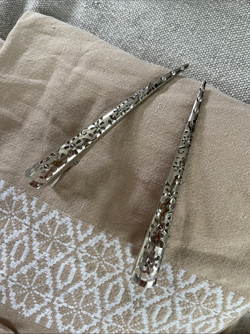 Hollow metal claw hair clip